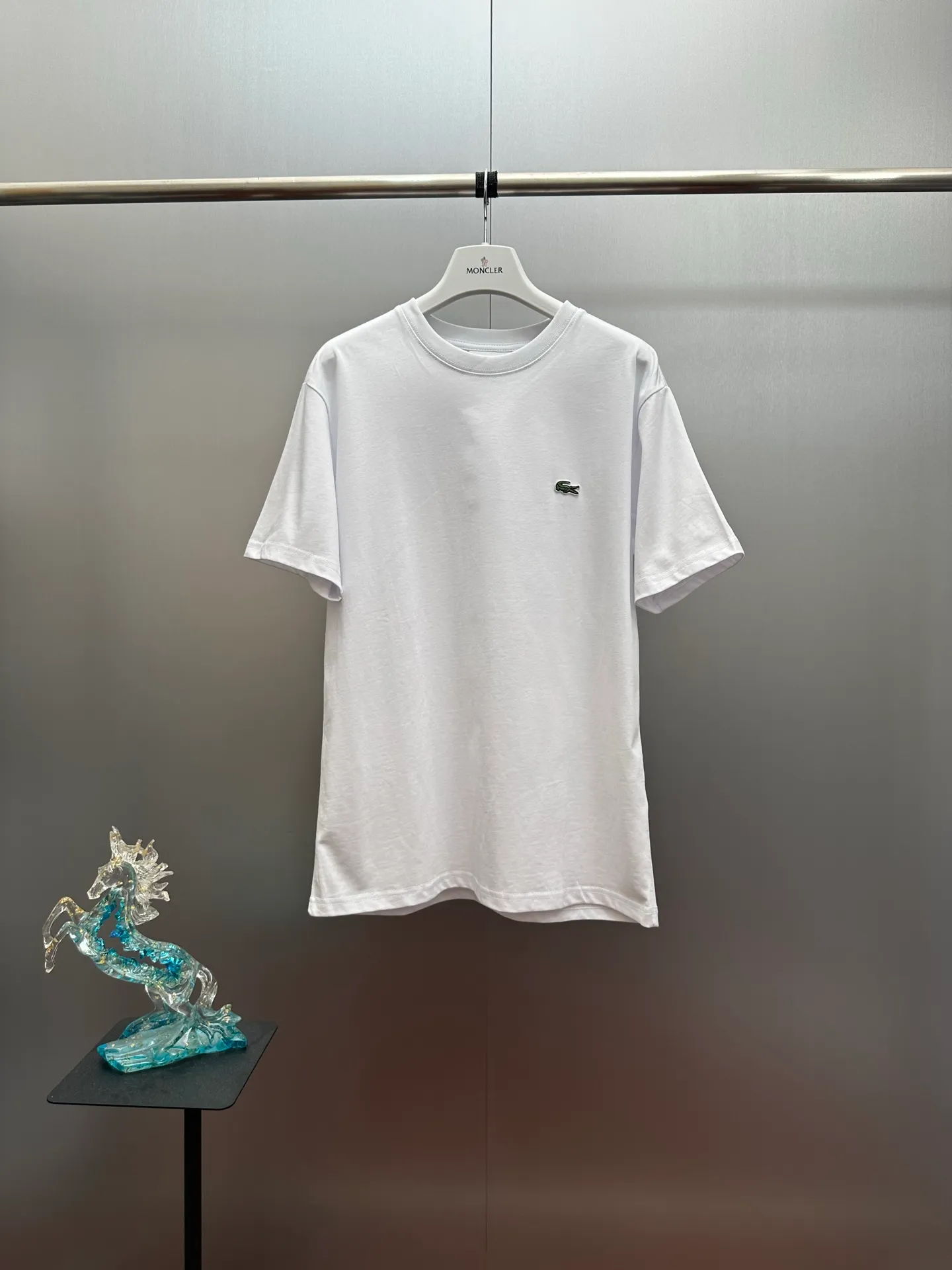 🔥P95💰LACOSTE/Crocodile Spring and Summer Classic Cotton T-shirt Four Seasons Versatile. Original factory customized 230g 100% cotton fabric, soft and skin-friendly, the fabric is solid and skin-friendly, and gently absorbs sweat. The threads are dyed in the same cylinder and there is no color difference. From the collar label to the wiring, the texture is exquisite. The CLASSIC FIT version is body-friendly, and the heavyweight pure cotton made in Peru is skin-friendly and stiff. The small crocodile embroidery is low-key and recognizable, and the embroidered labels are full of color. All brands are custom-made with molds. The details and textures are neat and shiny, and they are definitely not market currency. Original packaging bags, tags, wash marks, and post-label serial numbers are presented. The final item to start the new year, no matter whether worn alone or layered, it is a must-have item for every boy and girl's wardrobe. Color: Black, White, Navy Blue, Gray Size: S M L XL